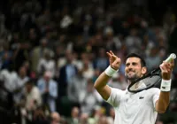 Djokovic avança em Wimbledon e tenta quebrar recorde de Federer