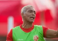 Do banco, Romário vê André Balada decidir jogo para o América-RJ