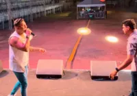 Dupla sertaneja sobe ao palco de exposição e não encontra ninguém;veja