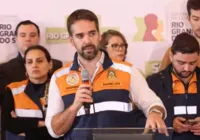 Eduardo Leite anuncia critérios para receber Pix SOS