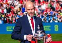 Erik ten Hag renova com o Manchester United até 2026
