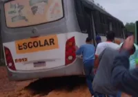 Estudantes de Santo Amaro são flagrados empurrando ônibus escolar