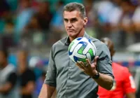 Ex-treinador do Vitória joga bola em gandula e é expulso na Série B