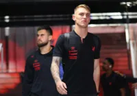 Goleiro do Athletico-PR é expulso em derrota e aponta: "Fui cabaço"