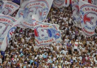 Jogador do Bahia "pede licença" para torcida e parabeniza rival