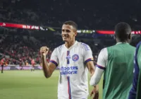 Juba celebra gol e deixa escolha na lateral para Rogério Ceni