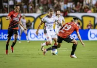 Léo Naldi recebe 3° amarelo e desfalca Vitória contra o Corinthians