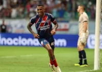 Mesmo em noite pouco inspirada, Bahia vence e segue na cola do líder