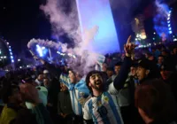 Multidão argentina festeja bi da Copa América nas ruas de Buenos Aires