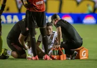 Osvaldo se lesiona sozinho e desfalca Vitória com 5 minutos de jogo