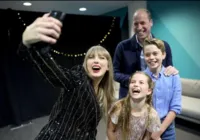 Principe William dança em show de Taylor Swift e posta foto com cantora