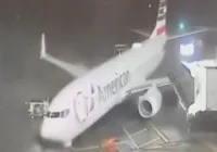 Tempestade arrasta avião em aeroporto dos Estados Unidos
