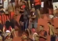 Torcedores são flagrados brigando no Barradão durante jogo do Vitória