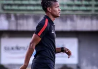 Treinador do time feminino do Vitória celebra acesso