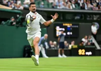 Três semanas após cirurgia, Djokovic vence na estreia em Wimbledon