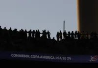 VÍDEO: Torcedora invade o campo e abraça jogador da seleção brasileira