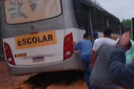 Estudantes de Santo Amaro são flagrados empurrando ônibus escolar - Imagem