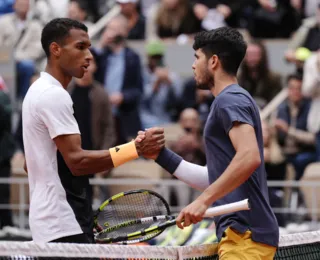 Alcaraz vence Auger-Aliassime e vai às quartas de Roland Garros