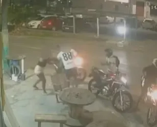 Câmera de segurança registra momento em que casal tem moto roubada