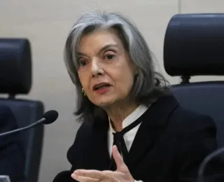 Cármen Lúcia toma posse como presidente do TSE