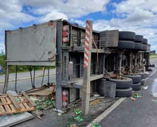 Carreta com cerveja tomba na BR-116 e carga é saqueada