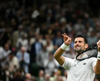 Djokovic avança em Wimbledon e tenta quebrar recorde de Federer