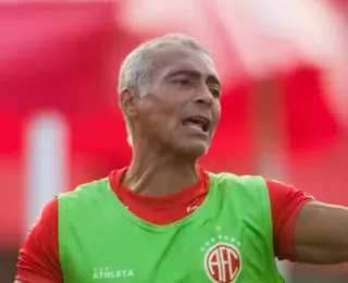 Do banco, Romário vê André Balada decidir jogo para o América-RJ