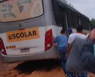 Estudantes de Santo Amaro são flagrados empurrando ônibus escolar