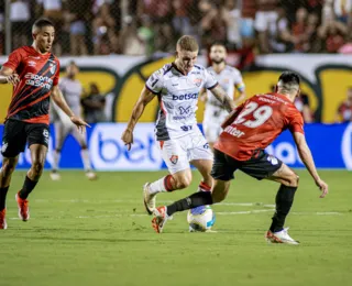 Léo Naldi recebe 3° amarelo e desfalca Vitória contra o Corinthians