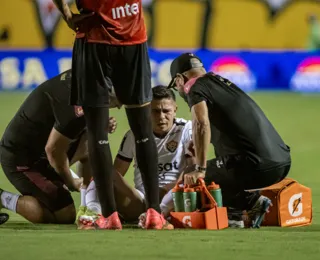 Osvaldo se lesiona sozinho e desfalca Vitória com 5 minutos de jogo