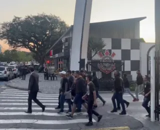 Revoltados, torcedores do Corinthians invadem dependências do clube