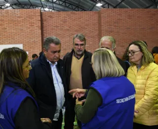 Rui Costa visita abrigo no RS com Lula