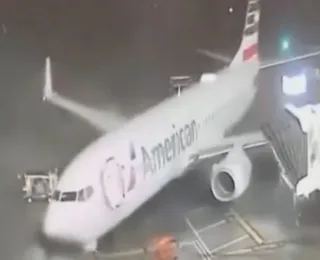 Tempestade arrasta avião em aeroporto dos Estados Unidos