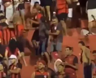 Torcedores são flagrados brigando no Barradão durante jogo do Vitória