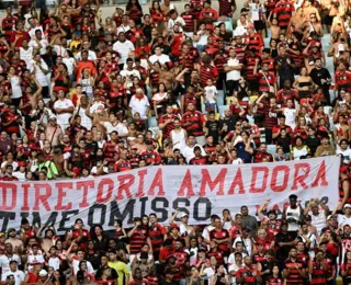 Torcida do Flamengo protesta durante jogo: "Diretoria amadora"