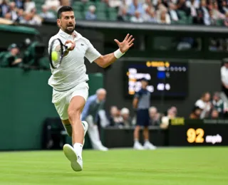 Três semanas após cirurgia, Djokovic vence na estreia em Wimbledon