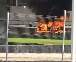 VÍDEO: Carro é consumido por incêndio e assusta motoristas na AV. ACM