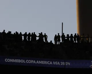 VÍDEO: Torcedora invade o campo e abraça jogador da seleção brasileira