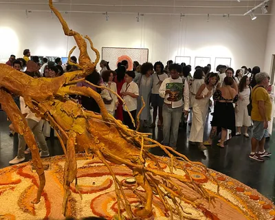 Exposição 'Raízes' explora ancestralidade e afrofuturismo no Muncab