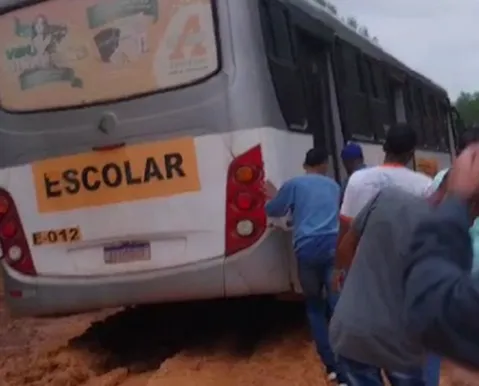 Estudantes de Santo Amaro são flagrados empurrando ônibus escolar