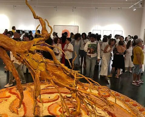 Exposição 'Raízes' explora ancestralidade e afrofuturismo no Muncab