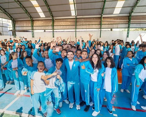 Prefeitura de LEM entrega uniformes a 22 mil alunos da rede municipal