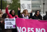 Jogadores acusados de estupro são libertados da prisão domiciliar