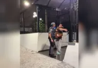 Mulher presa por injúria racial em mercado agride PM com tapas