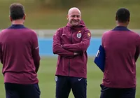 Técnico interino da Inglaterra mantém aposta no futebol ofensivo