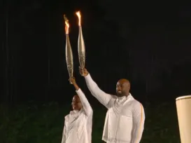 Paris 2024: Teddy Riner e Marie-José Pérec acendem pira olímpica - Imagem