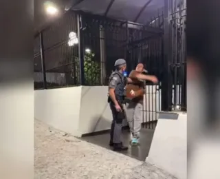 Mulher presa por injúria racial em mercado agride PM com tapas