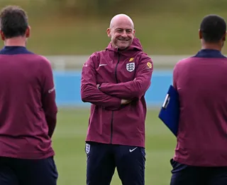 Técnico interino da Inglaterra mantém aposta no futebol ofensivo