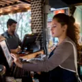 Setor de bares e restaurantes registra maior salário médio da história imagem
