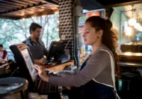 Setor de bares e restaurantes registra maior salário médio da história imagem